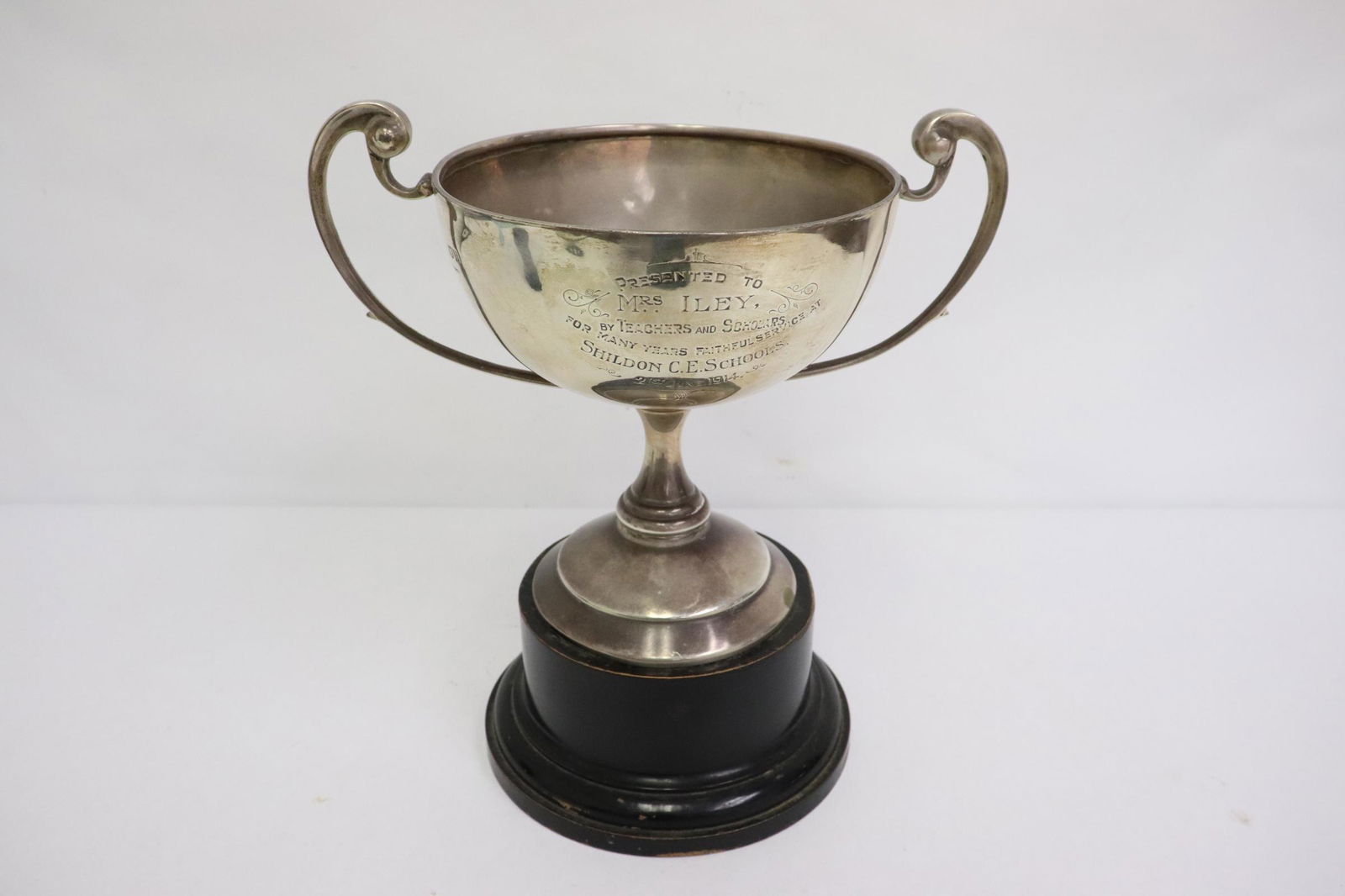 An English sterling trophy cup dated 1914 (1 of 16)