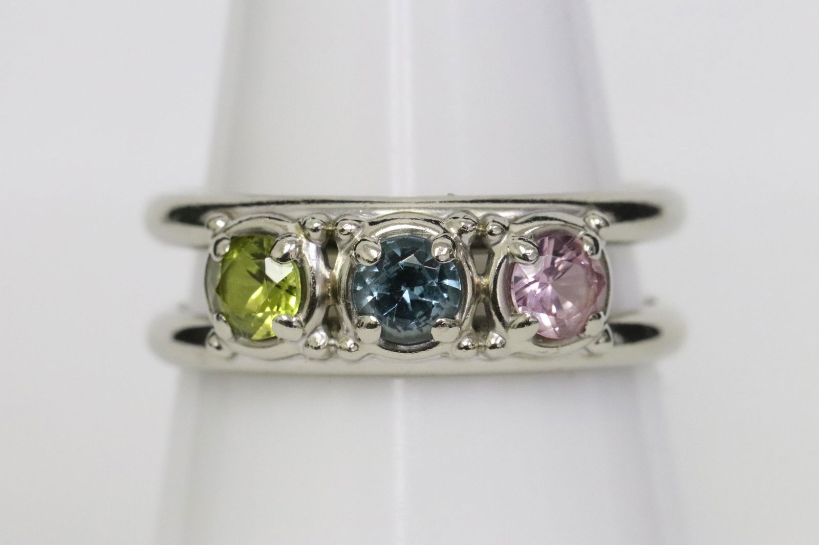 A 14K W/G ring with color stones (1 of 11)