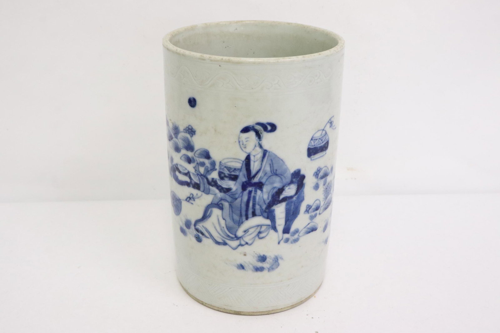 Chinese antique blue and white brush holder: Chinese antique blue and white porcelain brush holder, 6.7"x4.3"dia