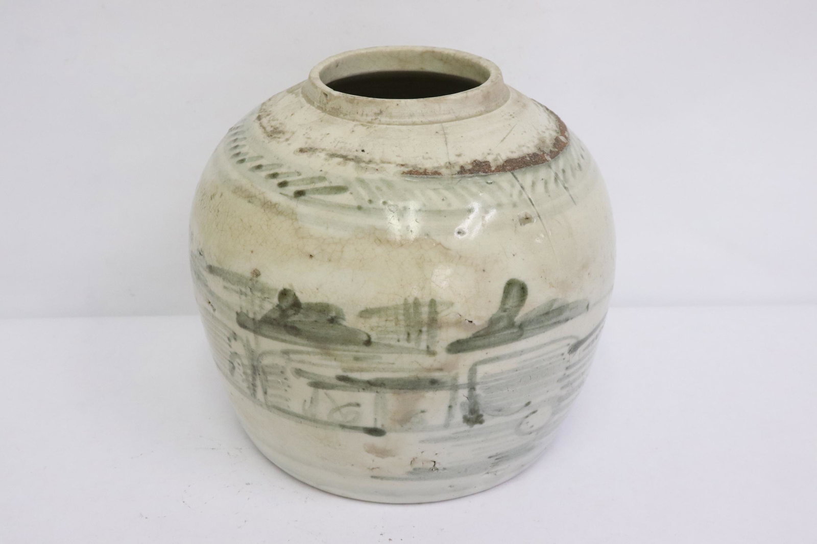 Antique Chinese/ Korean blue and white jar: Antique Chinese/ Korean blue and white jar (no cover), 5.9"x6.6"dia