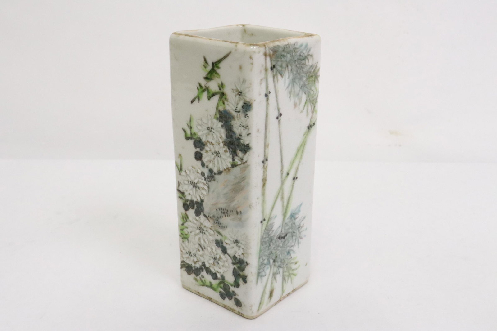 Chinese antique famille rose incense holder: Chinese antique famille rose incense holder, 4.7"x1.9"x1.9"