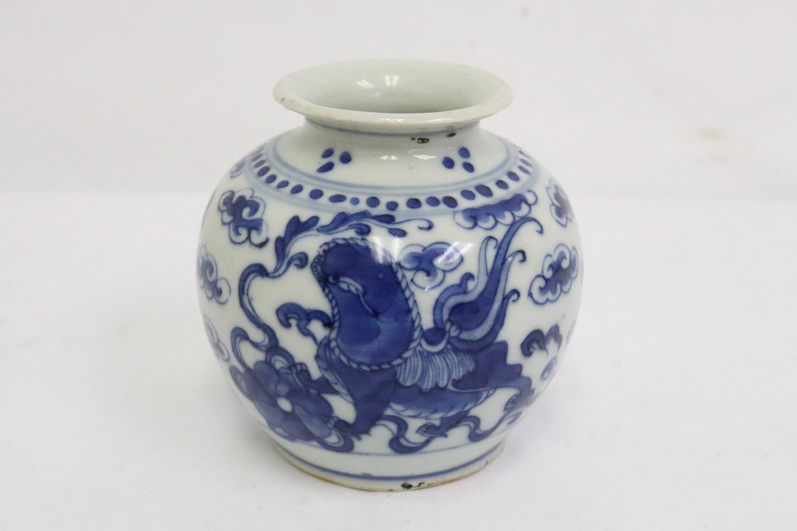 Fine Chinese antique blue and white small jar: Fine Chinese antique blue and white small jar, 3.5"x3.5"dia