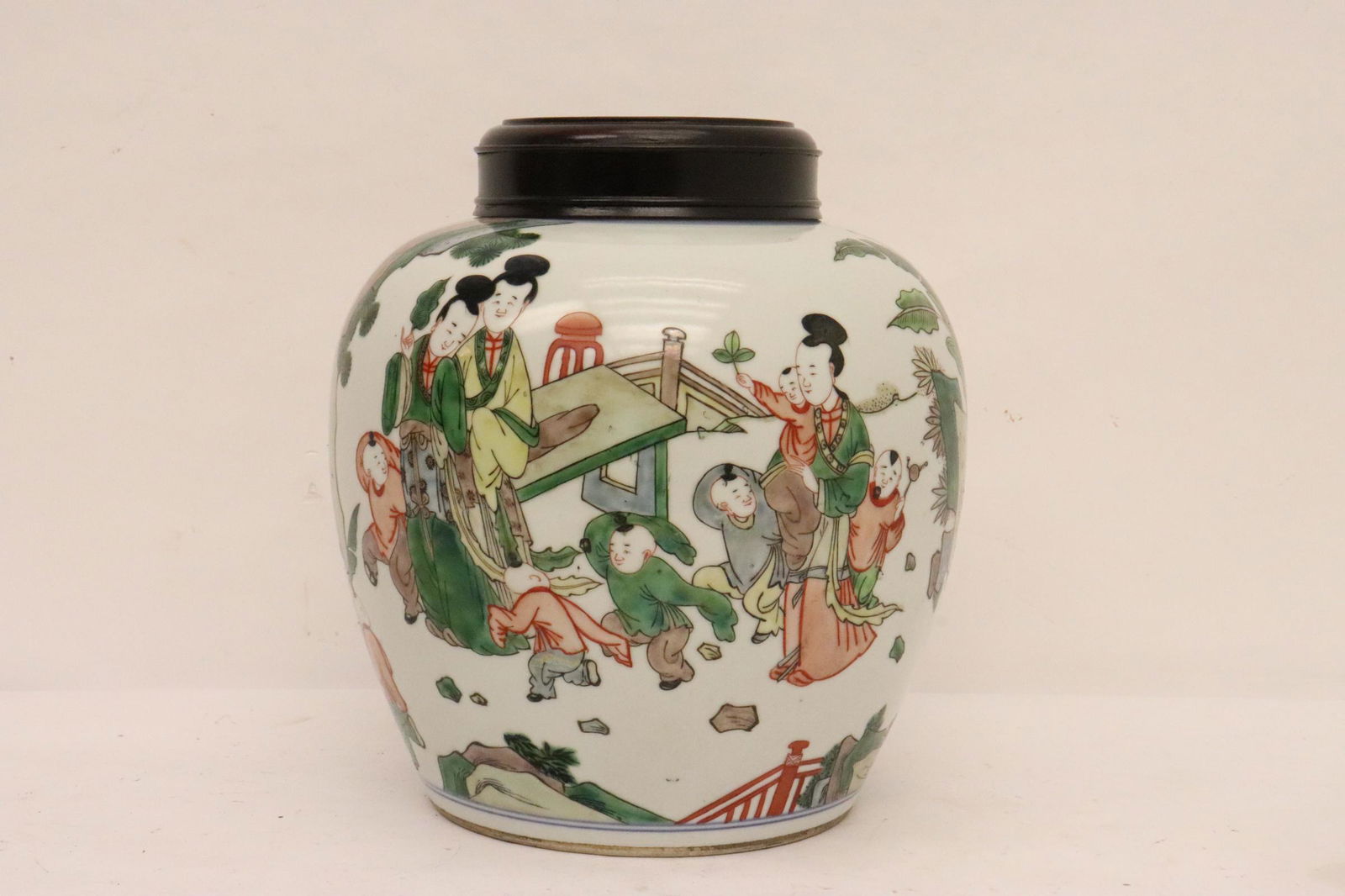 An 18th/19th c. famille rose covered jar (1 of 10)