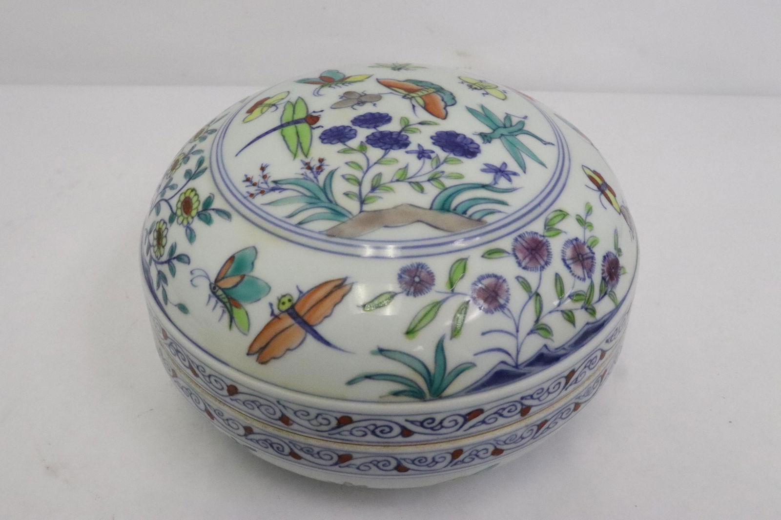 Chinese wucai porcelain covered box (1 of 11)