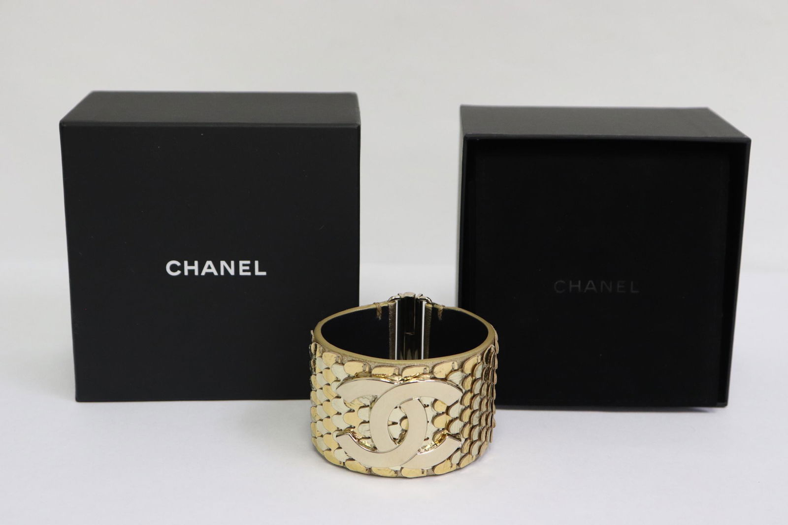 Authentic Chanel black calfskin cuff (1 of 11)
