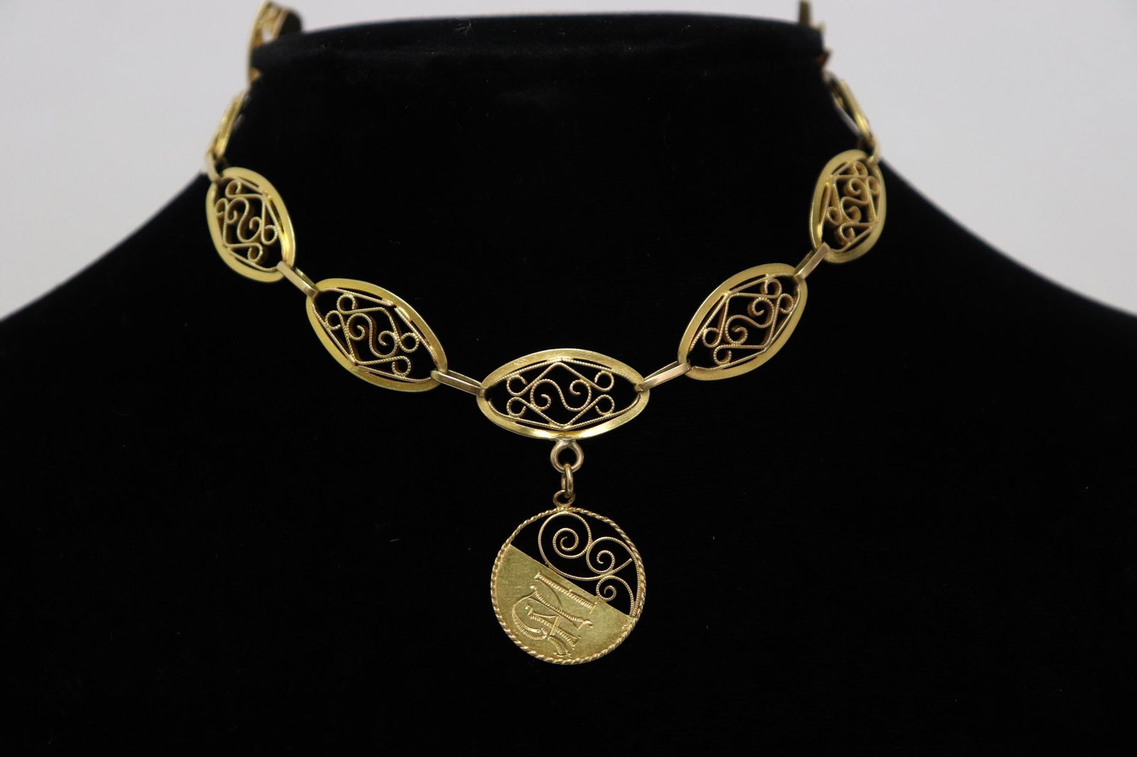 Unusual 18K Y/G filigree design bracelet (1 of 13)