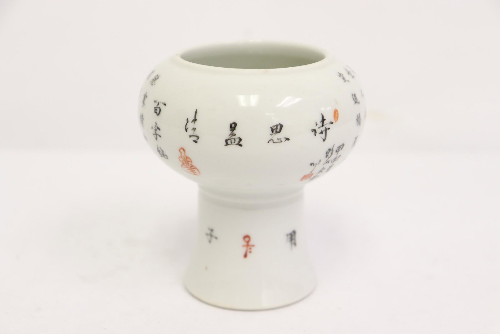 A beautiful famille rose stem water dripper: A beautiful famille rose porcelain stem water dripper, 3.25"x3"dia