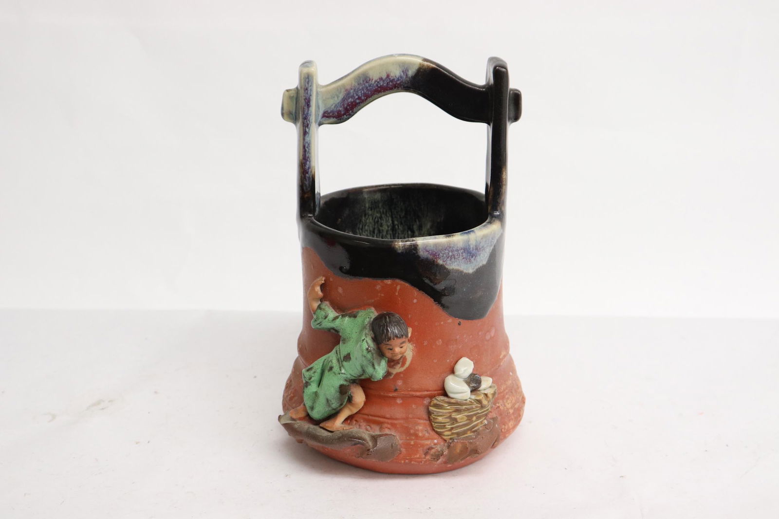 Japanese antique sumidagawa jar, signed: Japanese antique sumidagawa jar in water well form, signed, 6.75"x4.6"x4.5"
