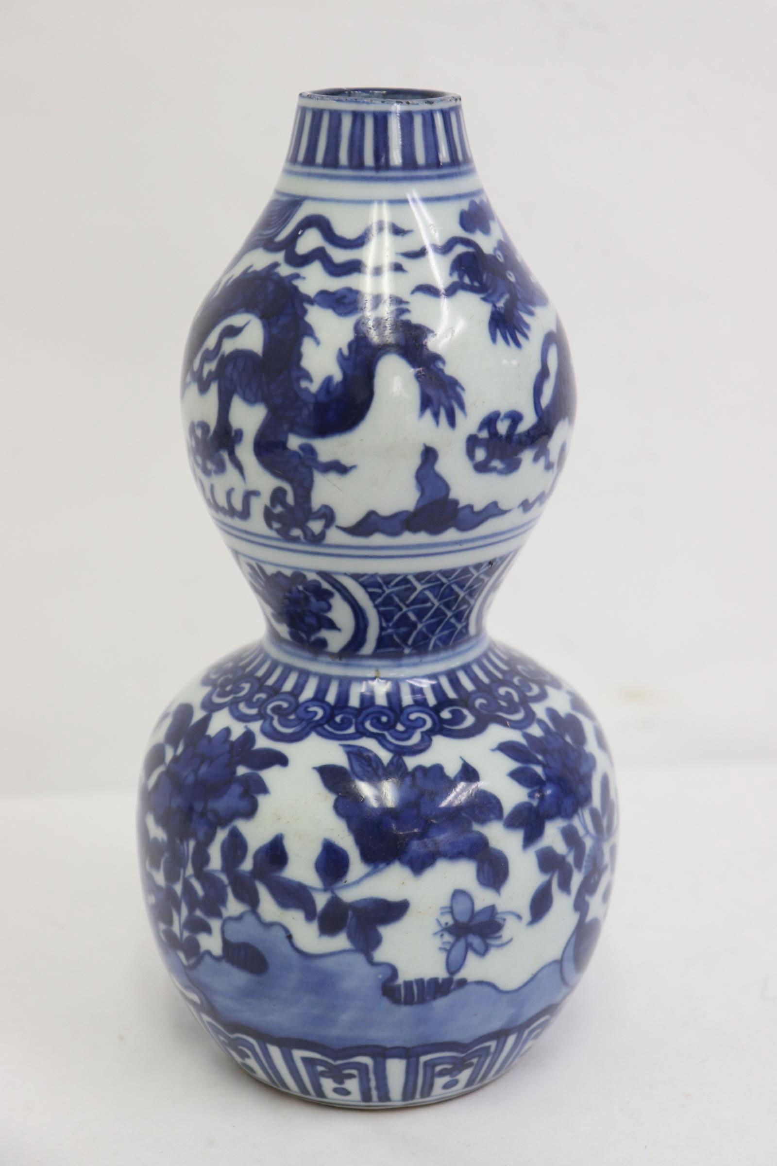 Chinese Ming porcelain vase, Wanli period (1 of 9)