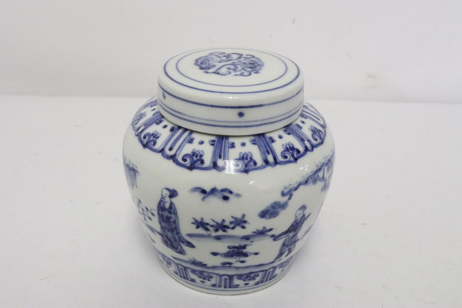 A small Chinese b&w porcelain covered jar (1 of 10)