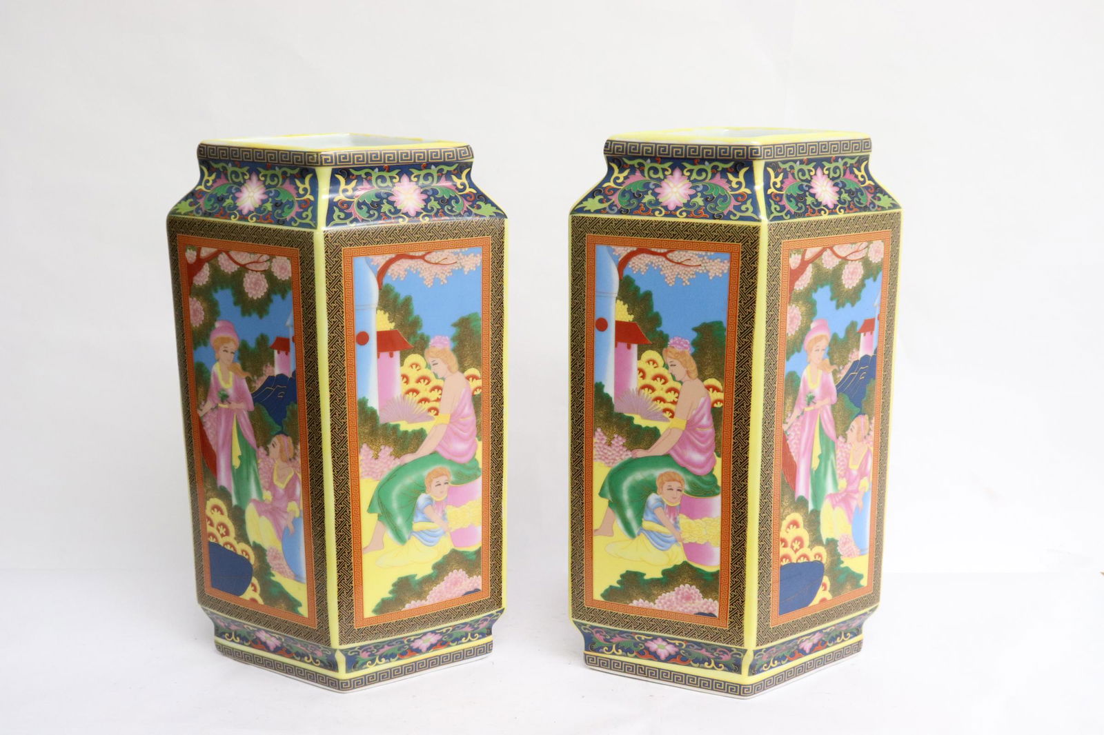 Pair Chinese lorenz shaped porcelain vase (1 of 12)