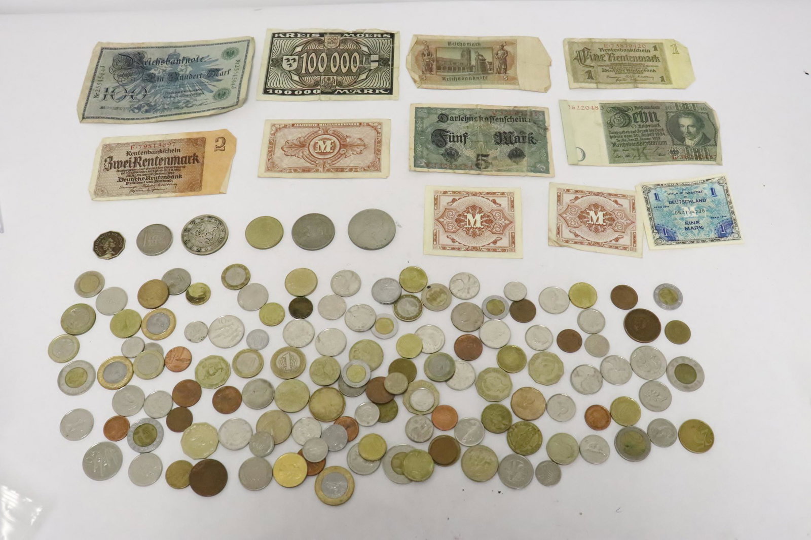 Lot of foreign coins and currency: Lot of foreign coins and currency
