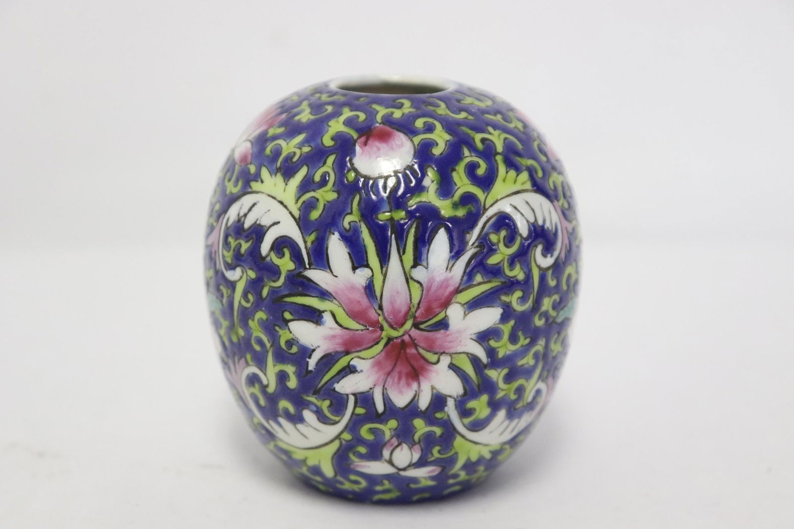 Chinese antique famille rose water dripper: Fine Chinese antique famille rose porcelain water dripper, 2.95"x3"dia