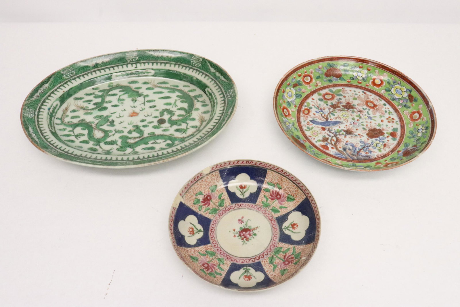 3 Chinese antique famille rose porcelain plate: 3 Chinese antique famille rose porcelain plate (1.6"x7.74"dia), 2 are Kangxi period (1.7"x10.2"dia, 1.7"x13.7"x10.8"), repairs