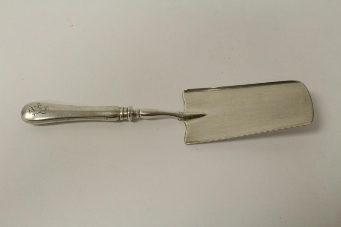 A Russian antique 84 silver serving piece: A Russian antique 84 silver serving piece, wt. 122gm, 9.9"L