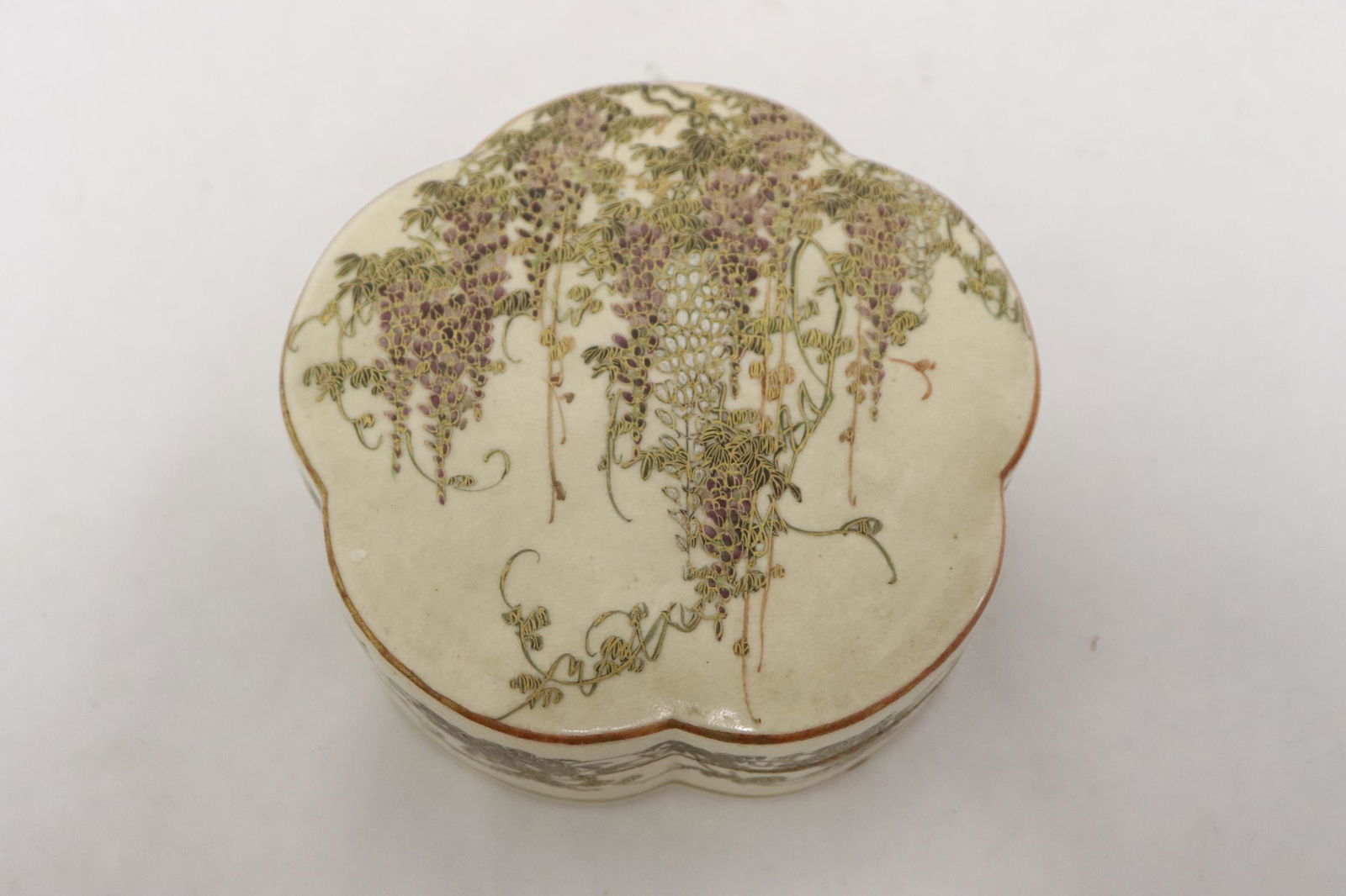 Japanese satsuma covered box, signed (1 of 9)