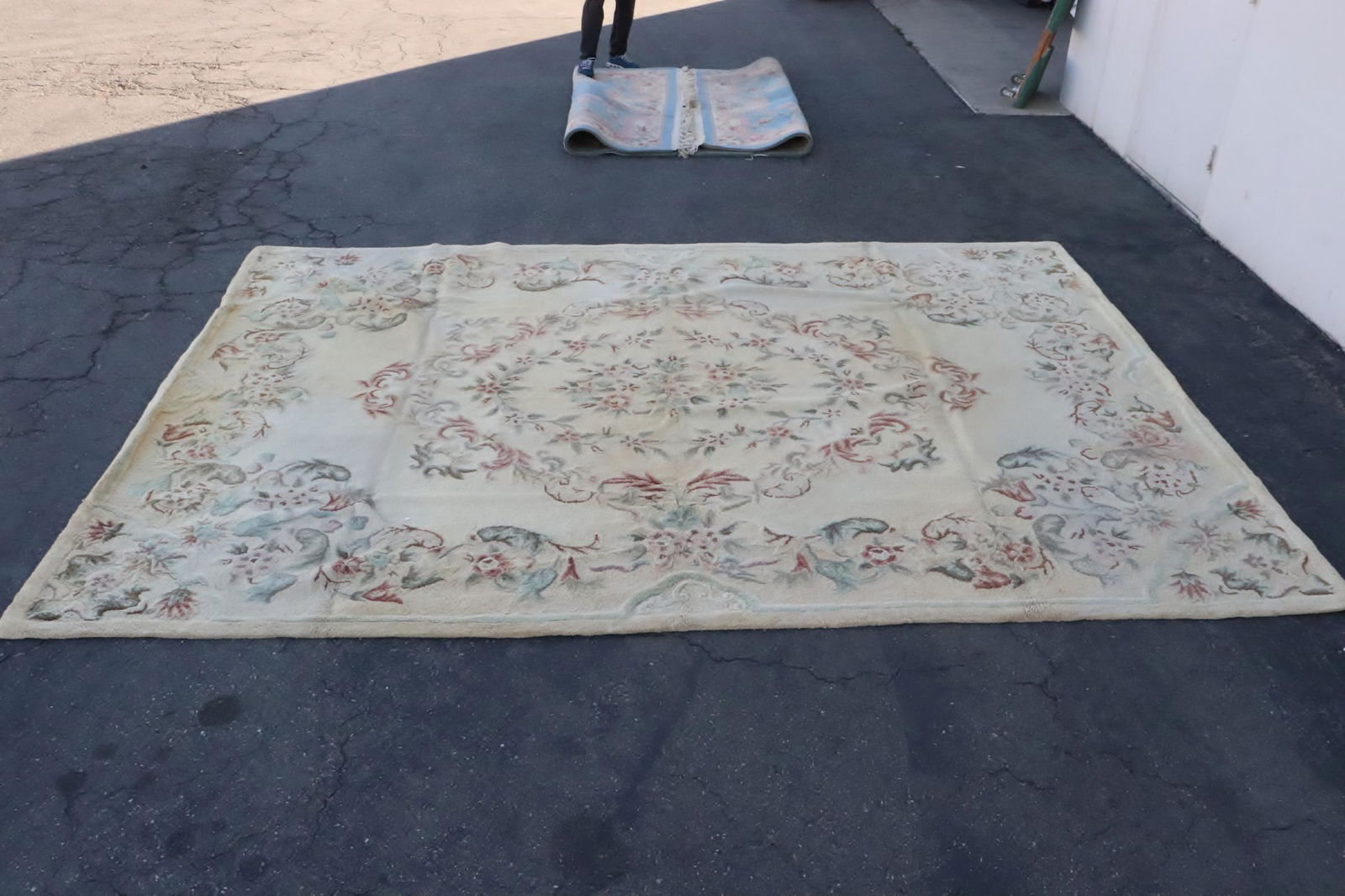 Unusually large American room size hook rug (1 of 10)