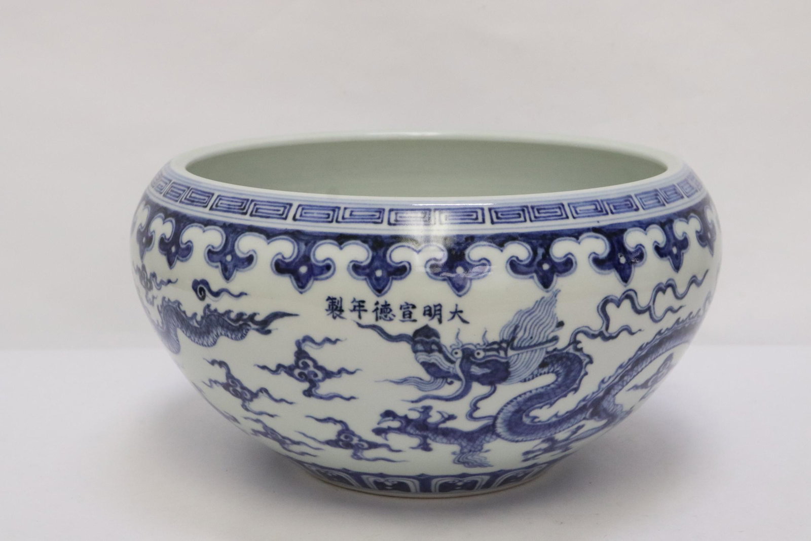 Large Chinese blue and white porcelain brush wash: Large Chinese blue and white porcelain brush wash, 5.2"x9.9"dia