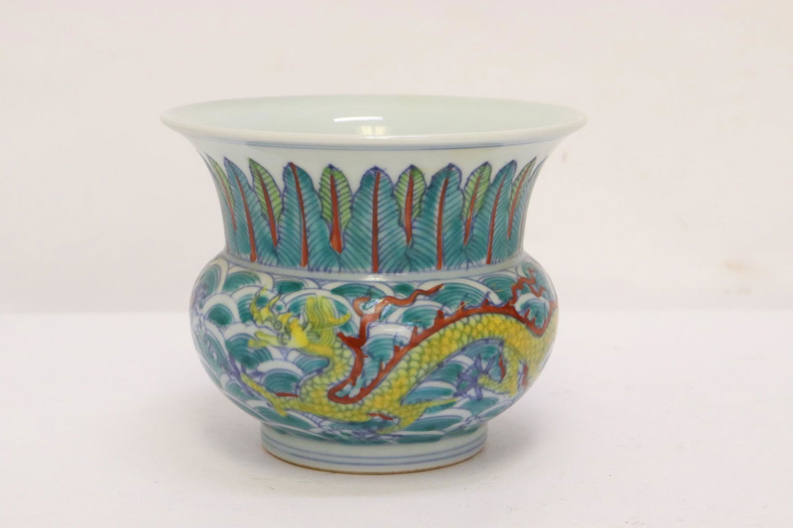 Chinese small famille rose porcelain jar (1 of 10)
