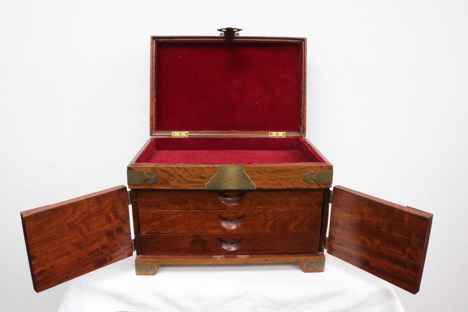Chinese rosewood jewelry chest: Chinese rosewood jewelry chest, 10"x14"x8.9"
