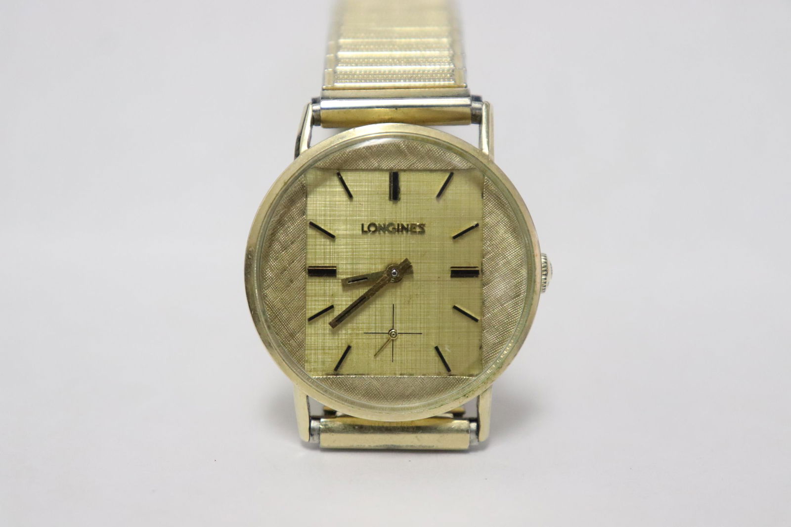A vintage Longines man's wrist watch (1 of 9)