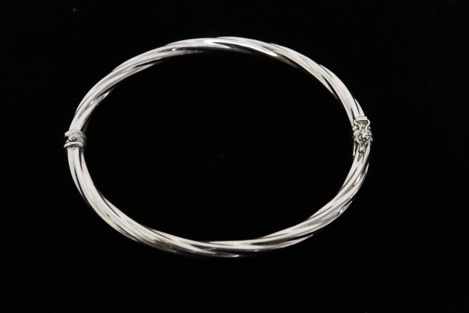 An 18K W/G Italian Milor bangle bracelet: An 18K W/G Italian Milor bangle bracelet (2.25"x2.75"x0.25"), wt. 6.3gm