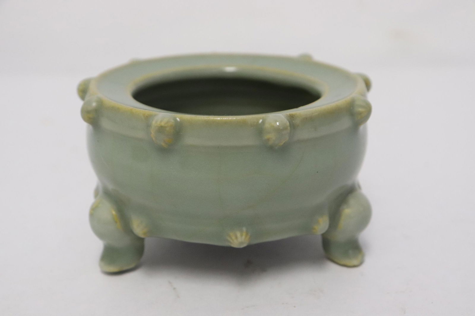 Ming Longquan yao celadon tripod censer, c1600: Ming Longquan yao (é¾æ³‰çª¯) celadon tripod censer, c1600, 2"x3.5"dia
