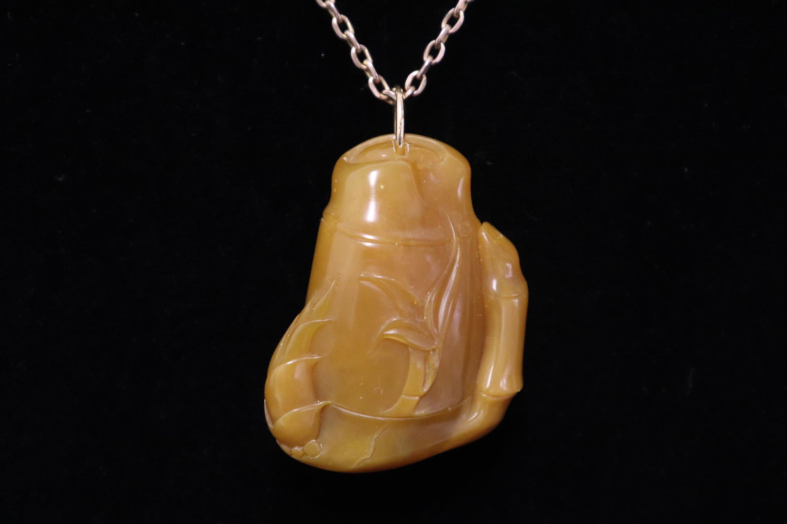 Chinese 19th/20th c. tianhuang carving w/ 9K necklace (1 of 14)