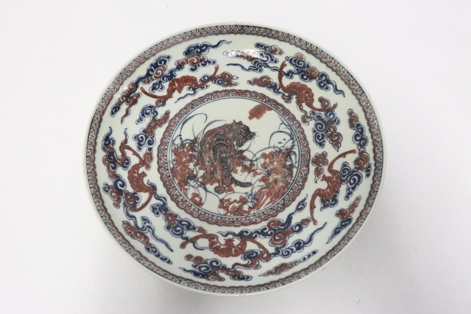 An 18th century export wucai porcelain plate (1 of 10)
