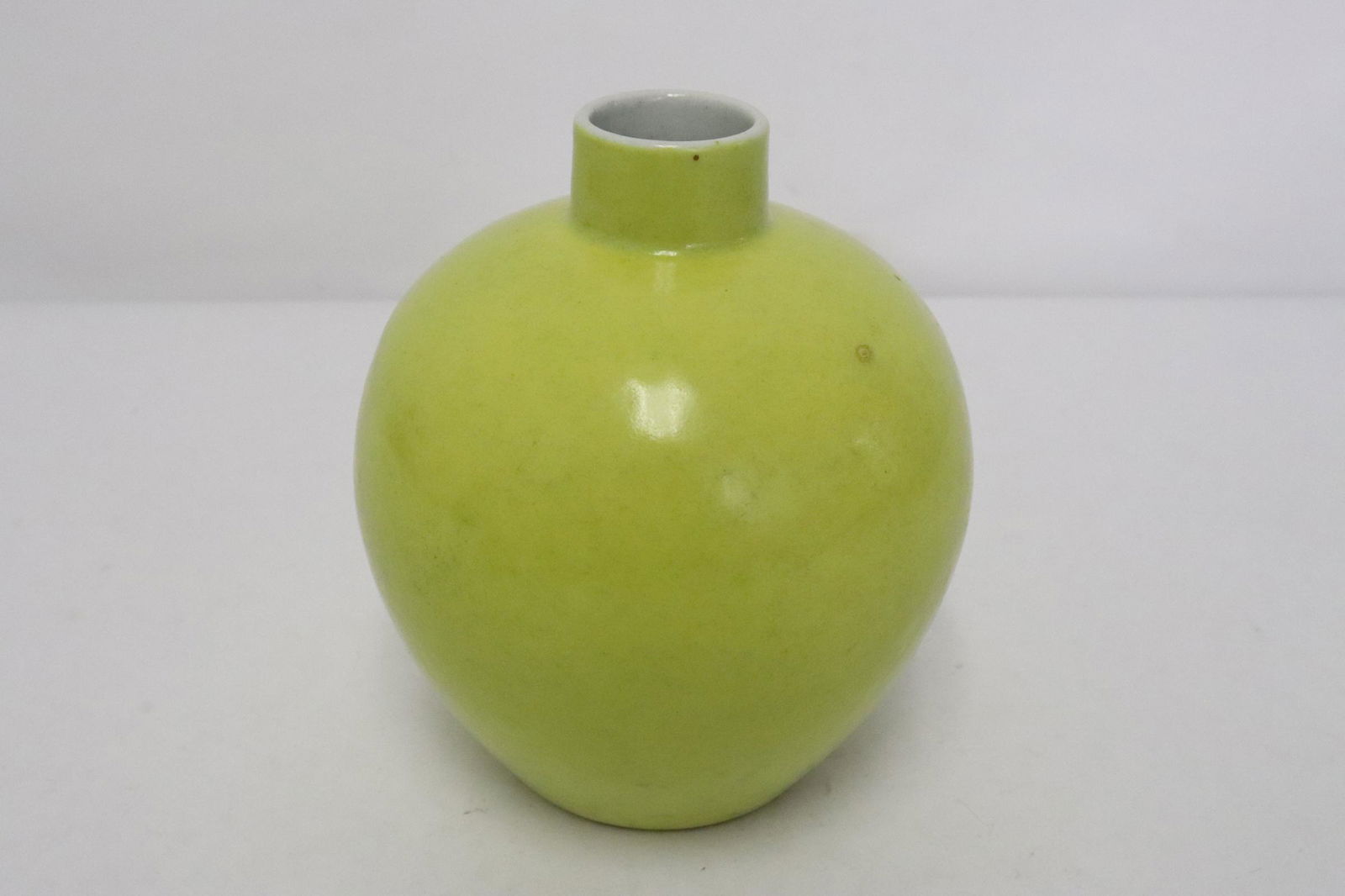 Chinese 18th c. porcelain jar, Yongzheng period (1 of 11)