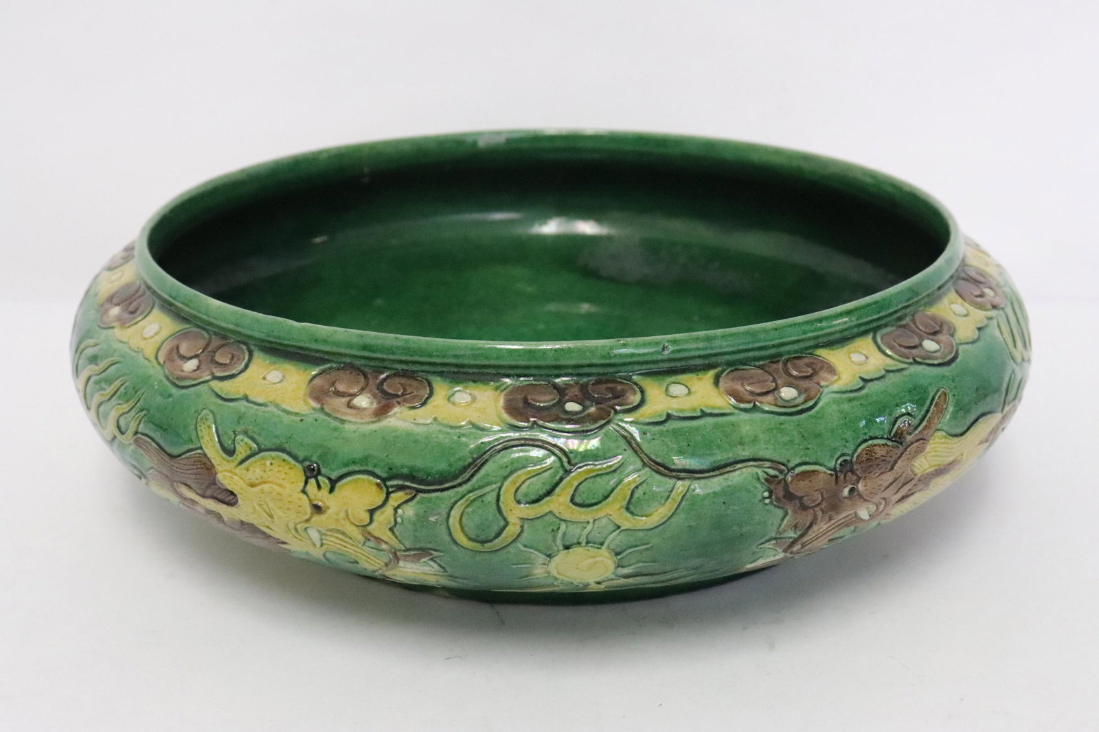 Chinese 19th c. sancai porcelain large brush wash: Chinese 19th century sancai porcelain large brush wash, 2.9"x10.5"dia