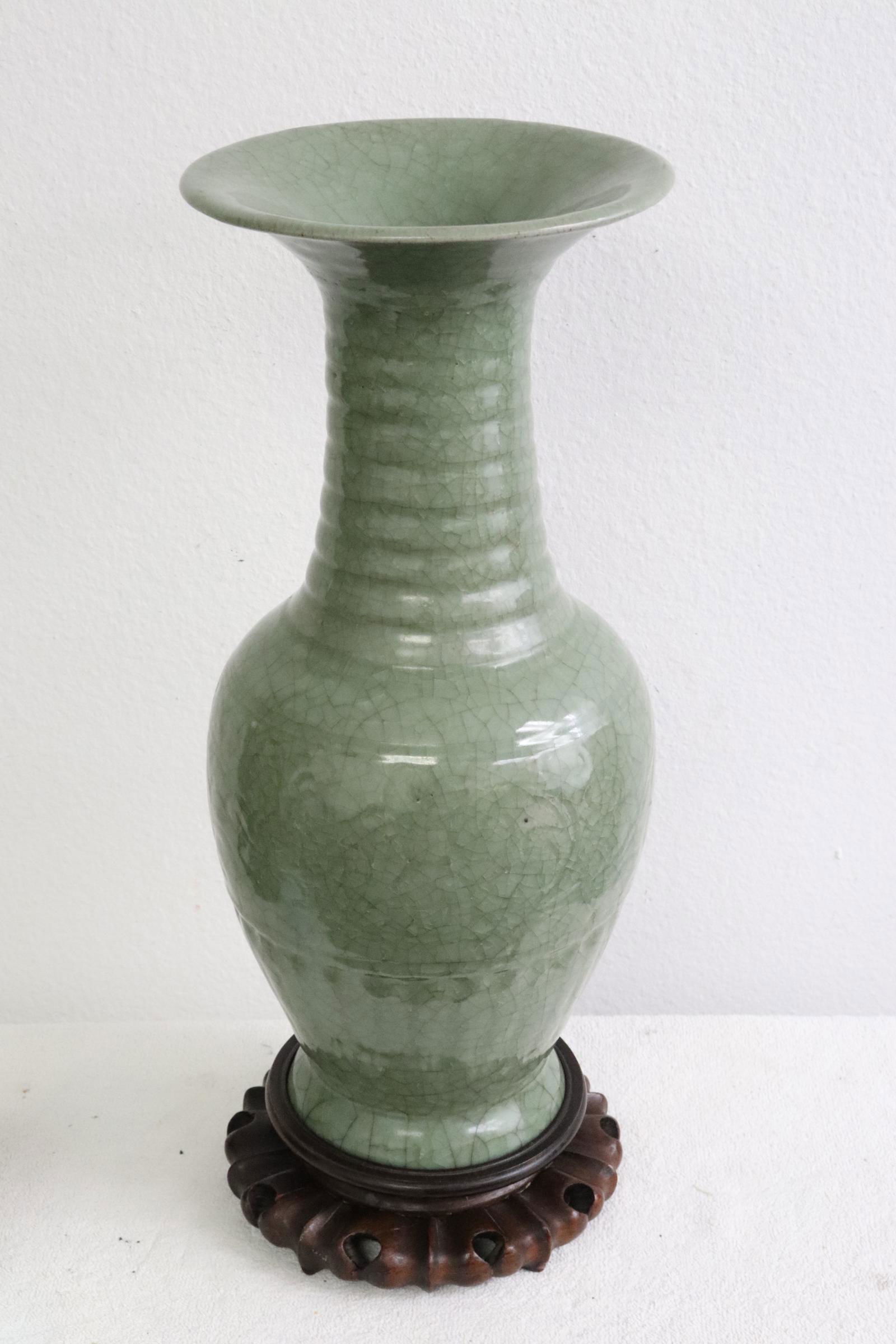 Chinese Ming Longquan yao crackleware vase (1 of 12)
