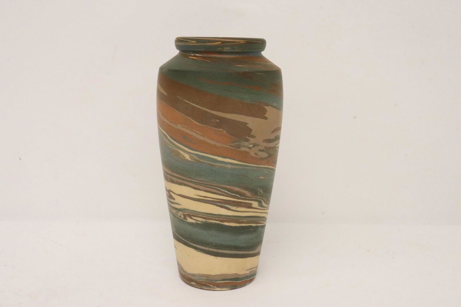 A Niloak Mission art pottery jar (1 of 11)