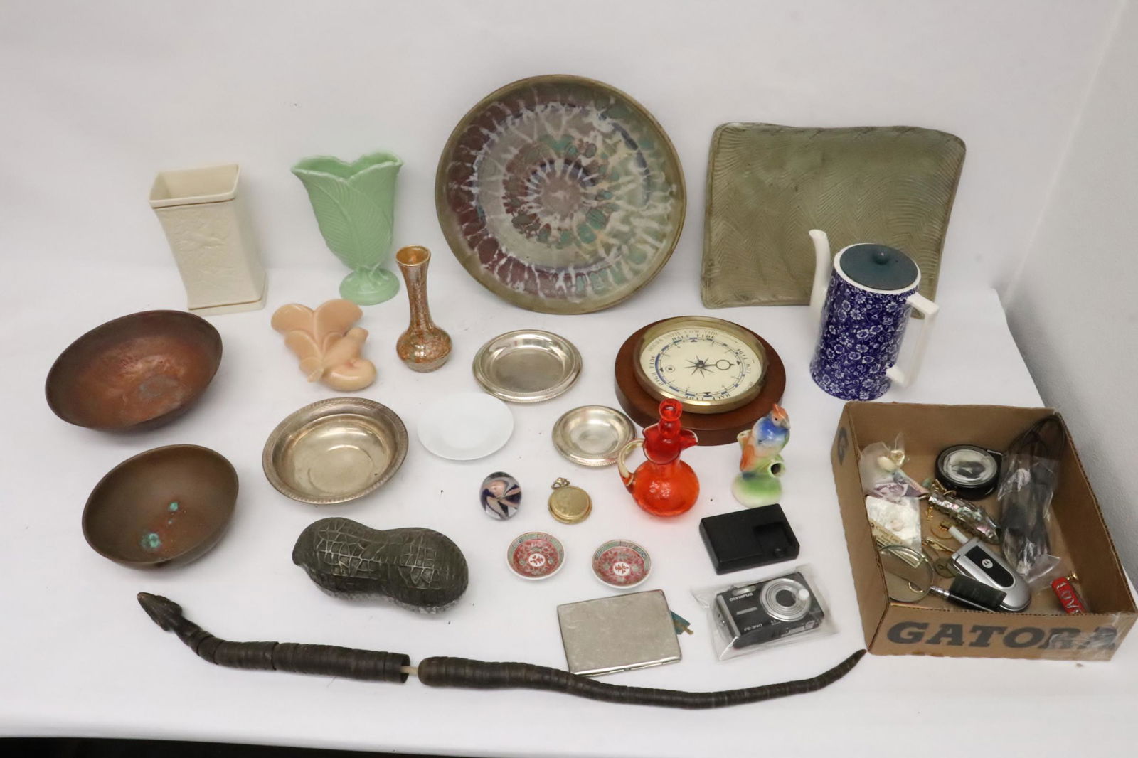 Lot of misc. pottery, porcelain and glass pieces (1 of 10)
