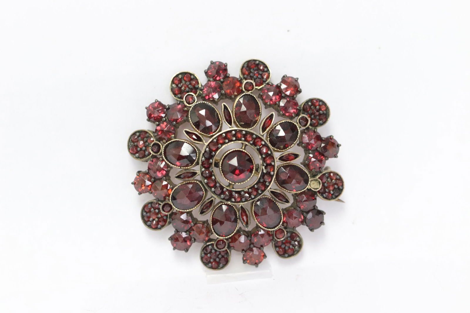 A vintage garnet brooch, missing one stone (1 of 10)