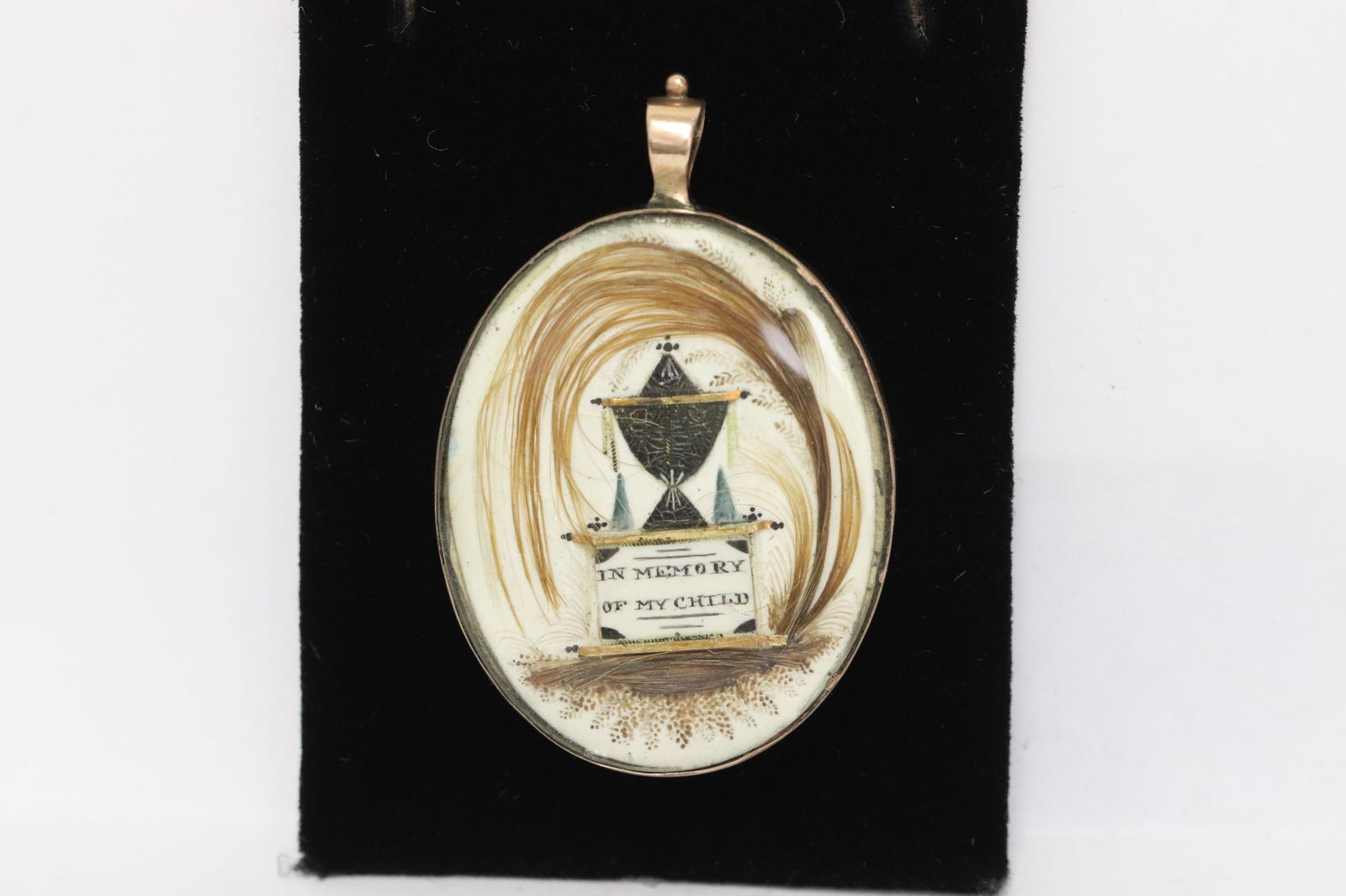 A 9K Victorian mourning brooch/ pendant (1 of 9)