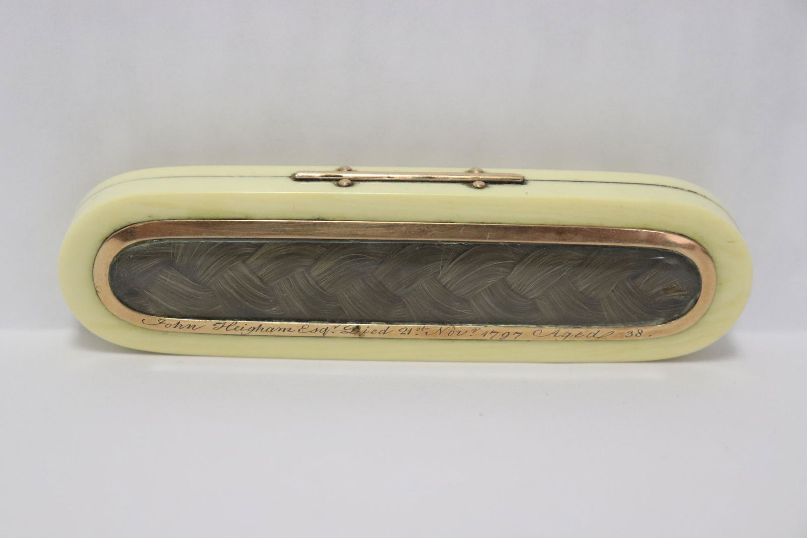 Mirrored mourning compact enhanced w/ 9K gold (1 of 8)