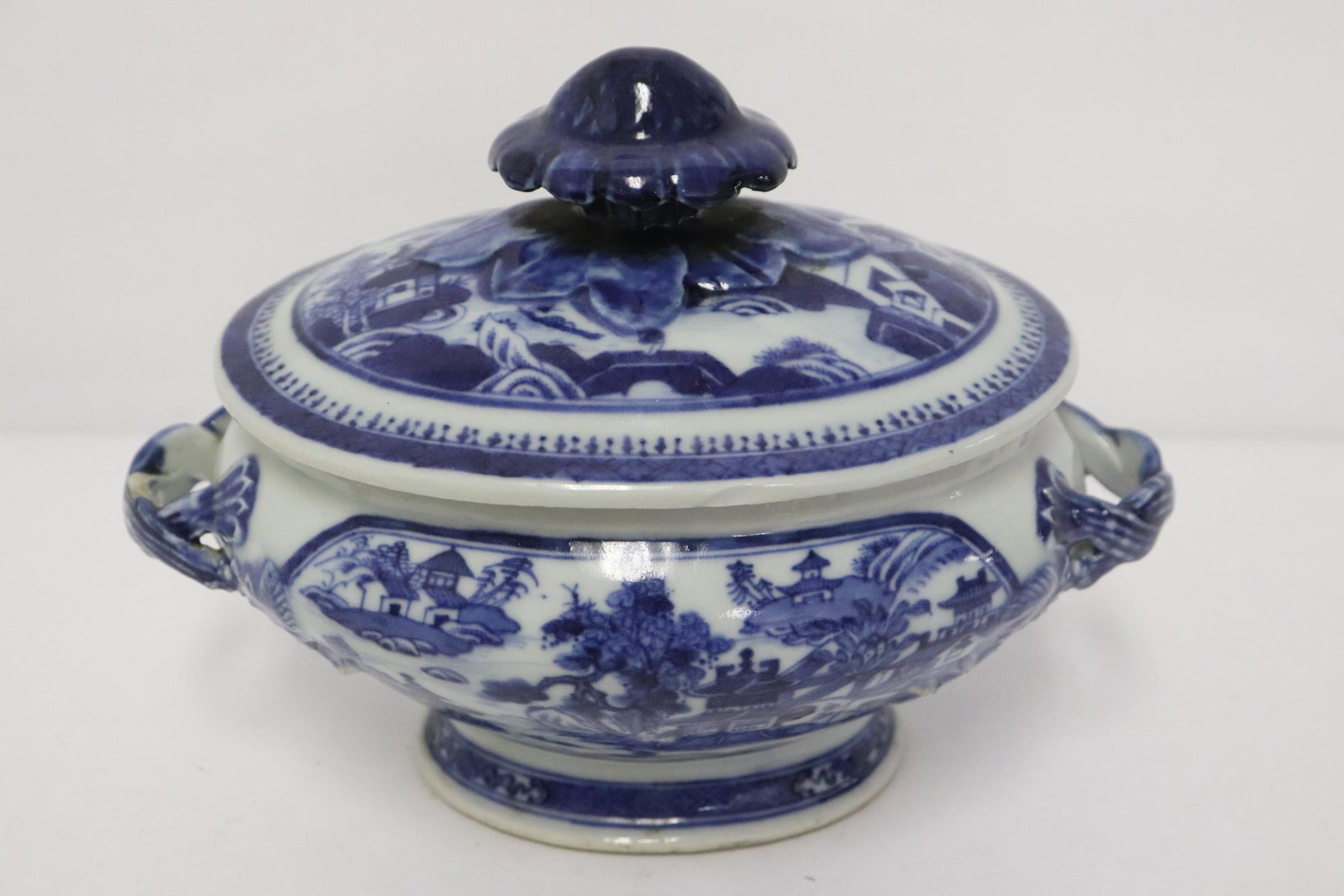 Chinese antique export blue and white tureen: Chinese antique export blue and white porcelain tureen, 5.6"x7.7"x4.8"