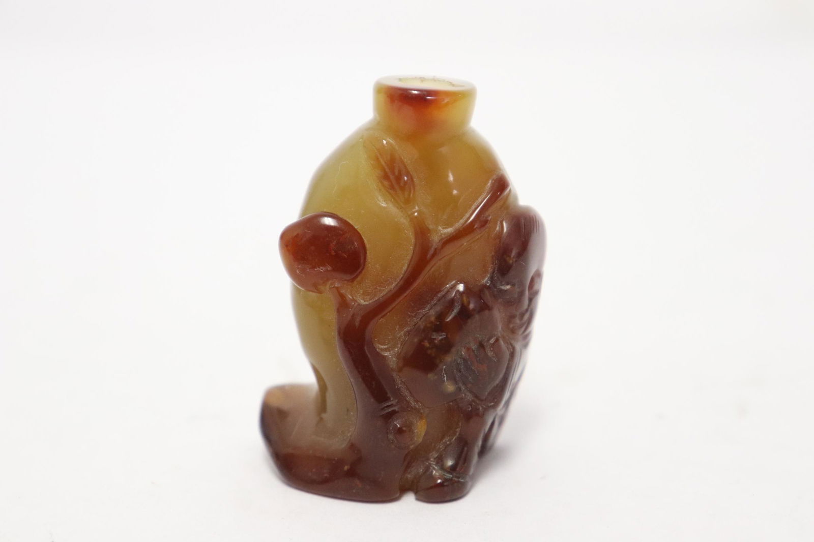 An agate carved snuff bottle (1 of 8)