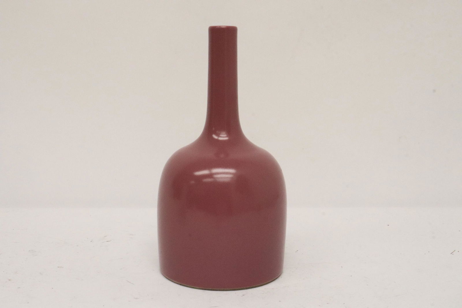 A Chinese purple glazed porcelain vase (1 of 10)