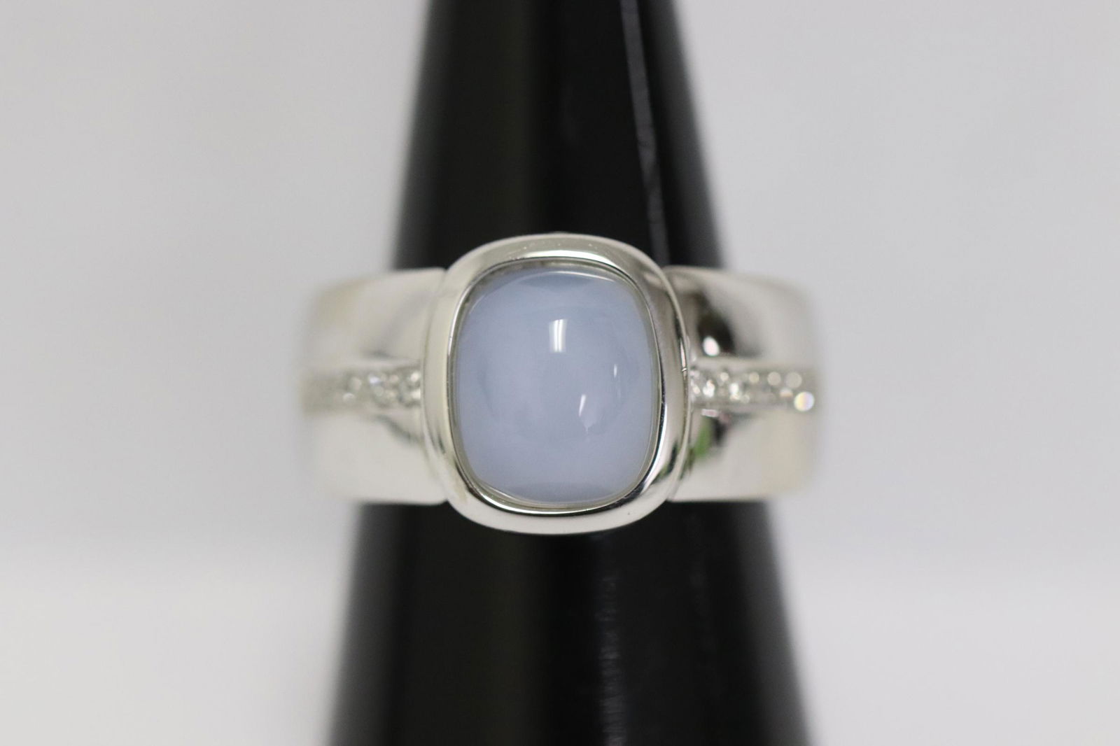 A beautiful 14K W/G moon stone diamond ring (1 of 9)