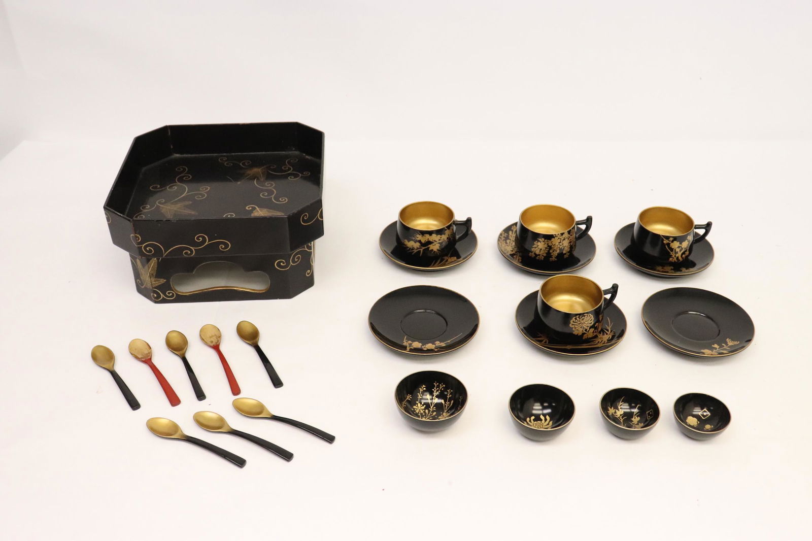 Japanese serving for 4 lacquer tea set (1 of 10)
