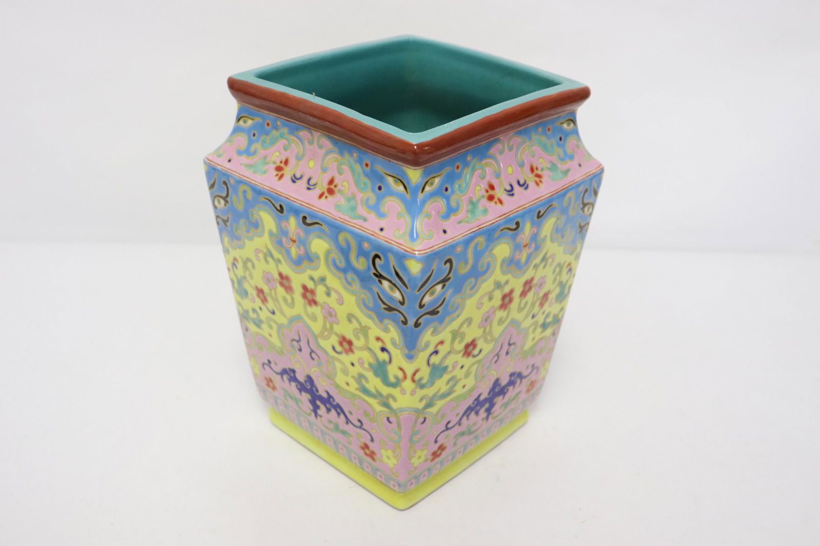 Chinese famille rose porcelain rectangular jar (1 of 10)