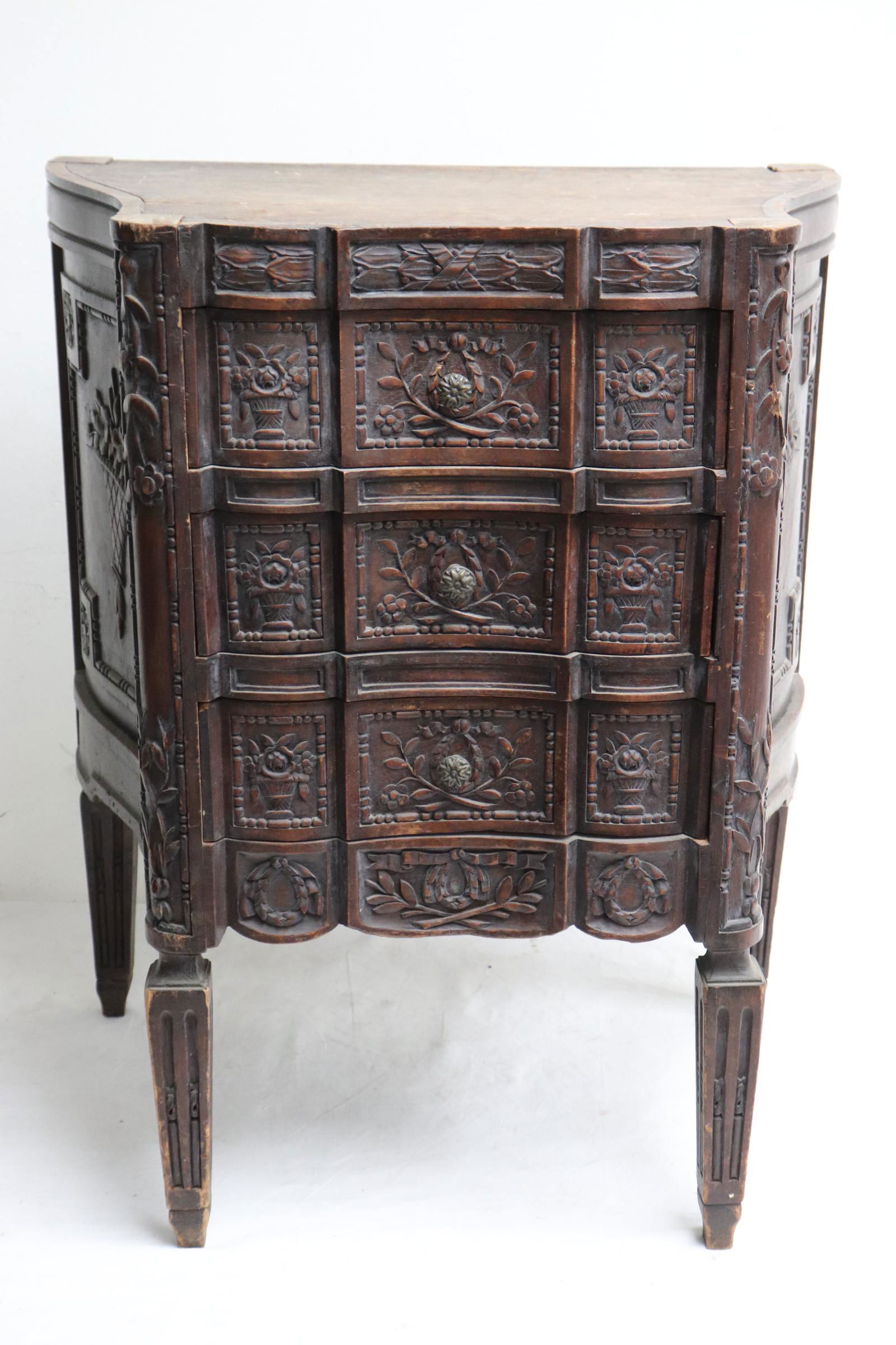 Beautiful antique mahogany carved small chest (1 of 9)