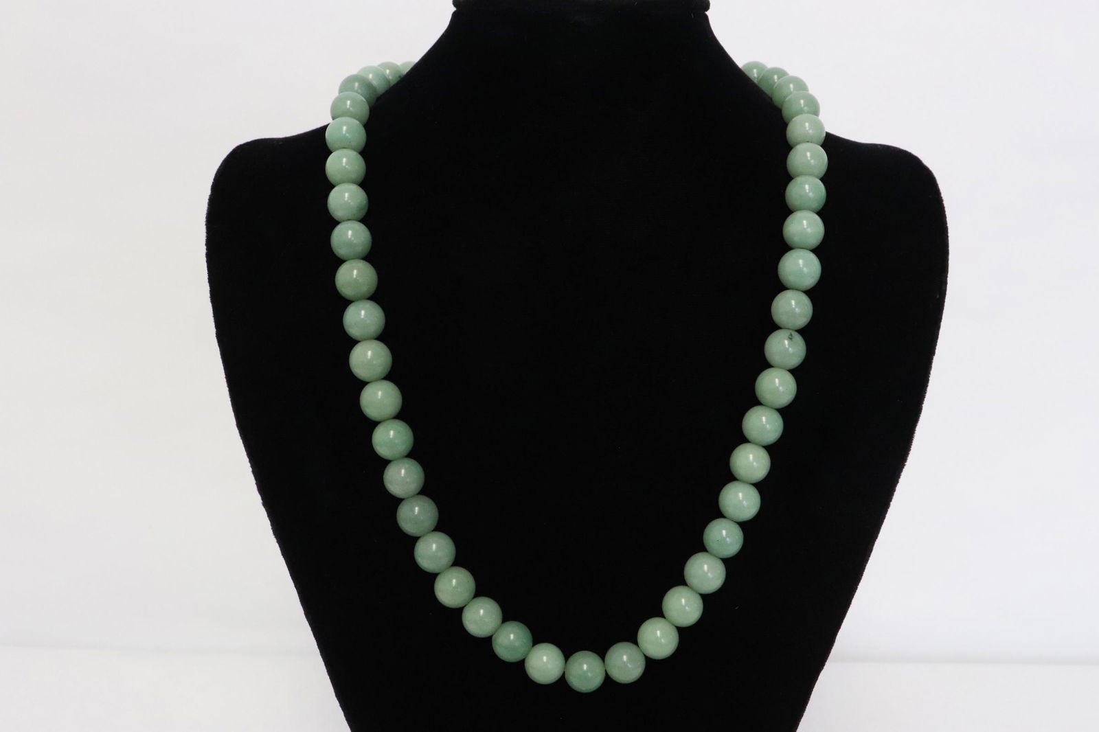 A jadeite bead necklace: A jadeite bead necklace, each bead measures approx. 10mm diameter