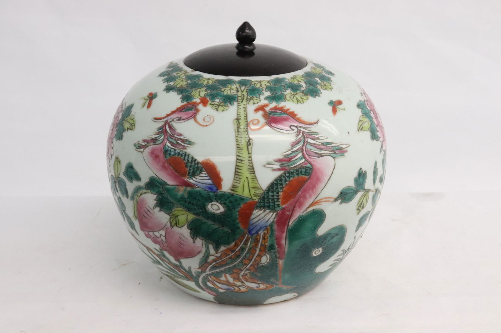 Chinese antique porcelain jar with wood carver: Chinese antique famille rose porcelain jar with wood carver, 8.2"x8.6"dia