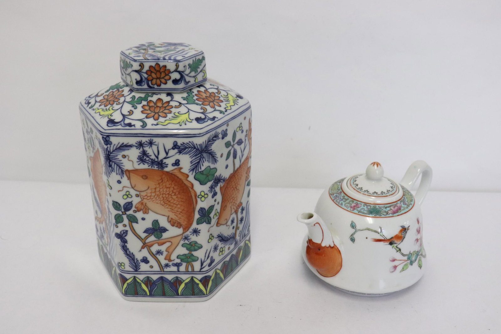 Wucai tea caddy and a famille rose teapot (1 of 10)