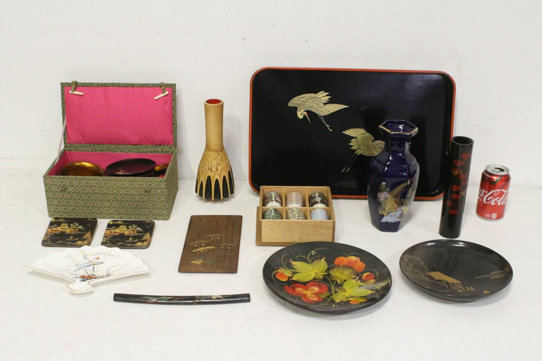 Lot of Japanese porcelain and lacquer pieces: Lot of Japanese porcelain and lacquer pieces