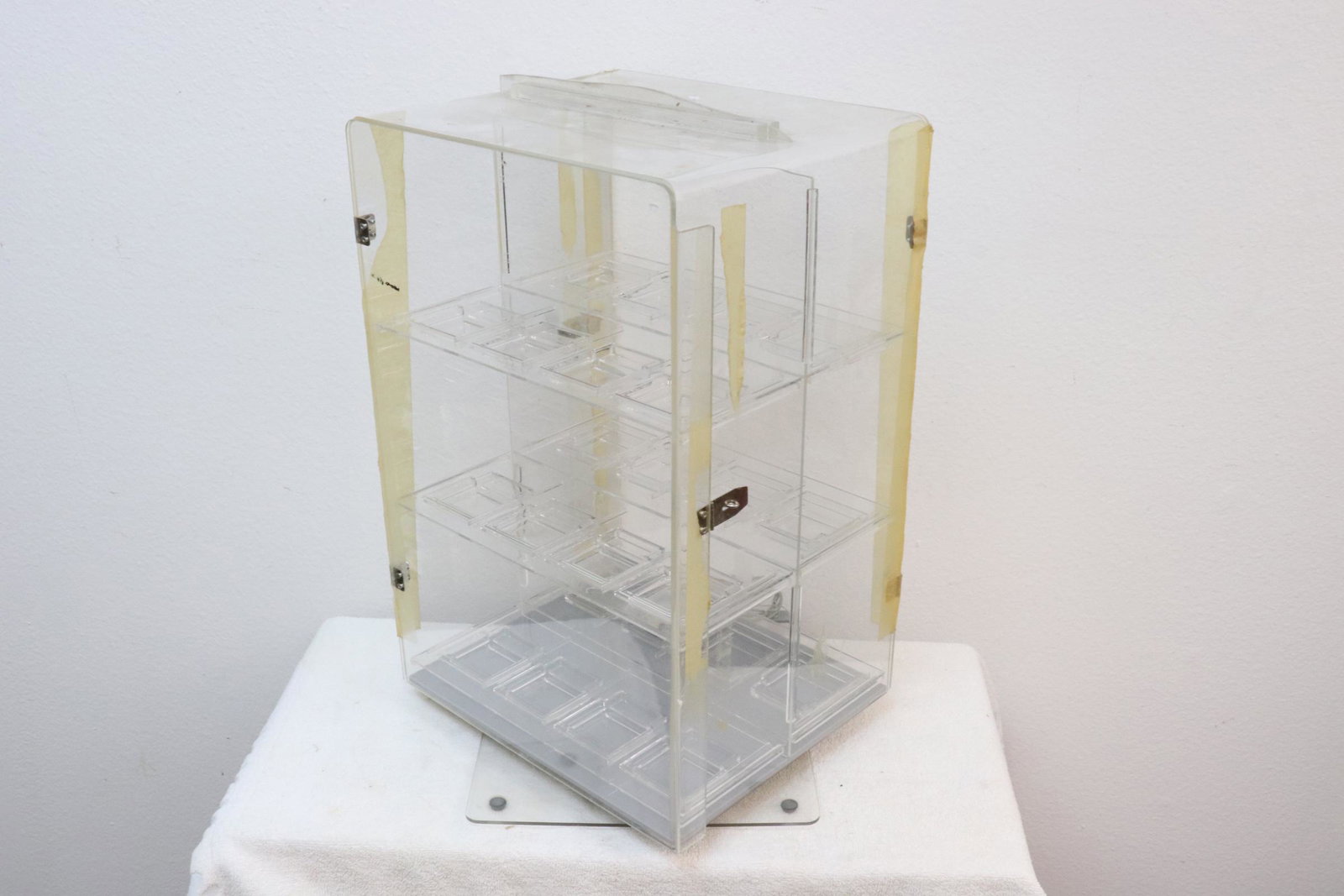 A table top Lucite swirl display case: A table top Lucite swirl display case, 19.4"x12"x10.2"