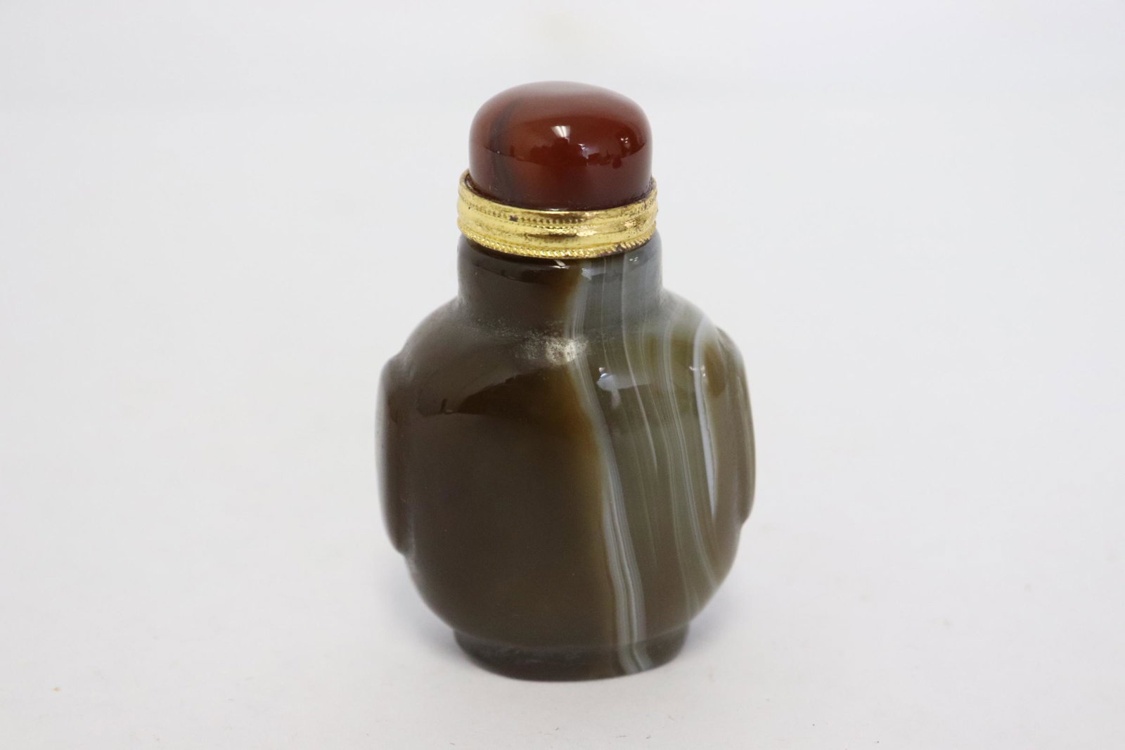 An agate snuff bottle: An agate snuff bottle, 2.6"x1.6"x1.15"
